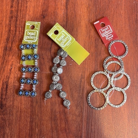 16 pieces Jewelry making supplies, beads, crimps, closures, pendants - Picture 6 of 7